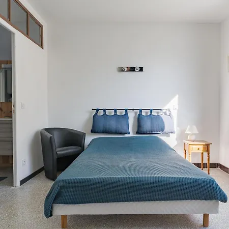 Apartment Vaste De 22 M Centre -n1 Charleval (Bouches-du-Rhone)